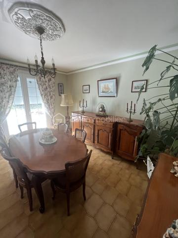 Située dans un environnement calme et agréable à Royan, cette maison construite en 1976 offre un cadre de vie recherché, à proximité des commodités et des plages.

D’une surface habitable de 82 m², elle se compose de deux chambres lumineuses, d’un séjour accueillant, d’une cuisine fonctionnelle ainsi que des espaces à aménager selon vos envies. Son agencement simple et efficace en fait un bien parfait aussi bien pour une résidence principale que secondaire.

Implantée sur une belle parcelle de 1 143 m², cette propriété dispose d’un vaste terrain offrant de nombreuses possibilités : jardin paysager, extension, piscine… laissez libre cours à vos projets.

À noter : des travaux sont à prévoir, offrant ainsi une belle opportunité de personnaliser ce bien à votre goût. La maison est équipée d’un système d’assainissement individuel (fosse septique), et n’est pas raccordée au tout-à-l’égout.

Son emplacement est un véritable atout :

* À seulement 3 km des plages pour profiter de l’océan en quelques minutes
* À 3 km du centre commercial Leclerc pour un quotidien pratique
* À 2,5 km du marché central de Royan, réputé pour son ambiance et ses produits locaux

Cette maison représente une belle opportunité pour les amoureux de la région souhaitant allier tranquillité, espace et potentiel d’aménagement.

À visiter sans tarder !

Pour plus d’informations ou organiser une visite, contactez-moi