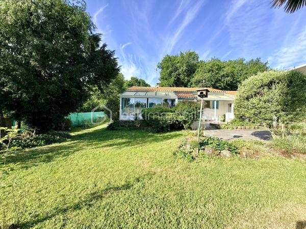 Située dans un environnement calme et agréable à Royan, cette maison construite en 1976 offre un cadre de vie recherché, à proximité des commodités et des plages.

D’une surface habitable de 82 m², elle se compose de deux chambres lumineuses, d’un séjour accueillant, d’une cuisine fonctionnelle ainsi que des espaces à aménager selon vos envies. Son agencement simple et efficace en fait un bien parfait aussi bien pour une résidence principale que secondaire.

Implantée sur une belle parcelle de 1 143 m², cette propriété dispose d’un vaste terrain offrant de nombreuses possibilités : jardin paysager, extension, piscine… laissez libre cours à vos projets.

À noter : des travaux sont à prévoir, offrant ainsi une belle opportunité de personnaliser ce bien à votre goût. La maison est équipée d’un système d’assainissement individuel (fosse septique), et n’est pas raccordée au tout-à-l’égout.

Son emplacement est un véritable atout :

* À seulement 3 km des plages pour profiter de l’océan en quelques minutes
* À 3 km du centre commercial Leclerc pour un quotidien pratique
* À 2,5 km du marché central de Royan, réputé pour son ambiance et ses produits locaux

Cette maison représente une belle opportunité pour les amoureux de la région souhaitant allier tranquillité, espace et potentiel d’aménagement.

À visiter sans tarder !

Pour plus d’informations ou organiser une visite, contactez-moi
