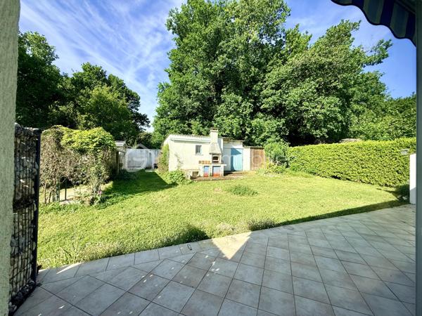 Située dans un environnement calme et agréable à Royan, cette maison construite en 1976 offre un cadre de vie recherché, à proximité des commodités et des plages.

D’une surface habitable de 82 m², elle se compose de deux chambres lumineuses, d’un séjour accueillant, d’une cuisine fonctionnelle ainsi que des espaces à aménager selon vos envies. Son agencement simple et efficace en fait un bien parfait aussi bien pour une résidence principale que secondaire.

Implantée sur une belle parcelle de 1 143 m², cette propriété dispose d’un vaste terrain offrant de nombreuses possibilités : jardin paysager, extension, piscine… laissez libre cours à vos projets.

À noter : des travaux sont à prévoir, offrant ainsi une belle opportunité de personnaliser ce bien à votre goût. La maison est équipée d’un système d’assainissement individuel (fosse septique), et n’est pas raccordée au tout-à-l’égout.

Son emplacement est un véritable atout :

* À seulement 3 km des plages pour profiter de l’océan en quelques minutes
* À 3 km du centre commercial Leclerc pour un quotidien pratique
* À 2,5 km du marché central de Royan, réputé pour son ambiance et ses produits locaux

Cette maison représente une belle opportunité pour les amoureux de la région souhaitant allier tranquillité, espace et potentiel d’aménagement.

À visiter sans tarder !

Pour plus d’informations ou organiser une visite, contactez-moi