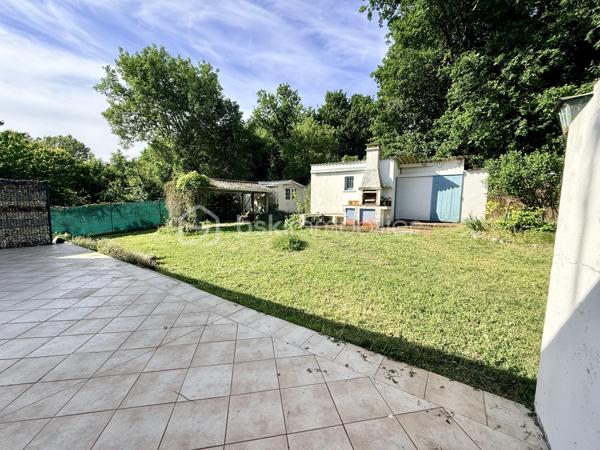 Située dans un environnement calme et agréable à Royan, cette maison construite en 1976 offre un cadre de vie recherché, à proximité des commodités et des plages.

D’une surface habitable de 82 m², elle se compose de deux chambres lumineuses, d’un séjour accueillant, d’une cuisine fonctionnelle ainsi que des espaces à aménager selon vos envies. Son agencement simple et efficace en fait un bien parfait aussi bien pour une résidence principale que secondaire.

Implantée sur une belle parcelle de 1 143 m², cette propriété dispose d’un vaste terrain offrant de nombreuses possibilités : jardin paysager, extension, piscine… laissez libre cours à vos projets.

À noter : des travaux sont à prévoir, offrant ainsi une belle opportunité de personnaliser ce bien à votre goût. La maison est équipée d’un système d’assainissement individuel (fosse septique), et n’est pas raccordée au tout-à-l’égout.

Son emplacement est un véritable atout :

* À seulement 3 km des plages pour profiter de l’océan en quelques minutes
* À 3 km du centre commercial Leclerc pour un quotidien pratique
* À 2,5 km du marché central de Royan, réputé pour son ambiance et ses produits locaux

Cette maison représente une belle opportunité pour les amoureux de la région souhaitant allier tranquillité, espace et potentiel d’aménagement.

À visiter sans tarder !

Pour plus d’informations ou organiser une visite, contactez-moi