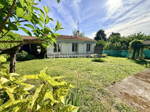 Située dans un environnement calme et agréable à Royan, cette maison construite en 1976 offre un cadre de vie recherché, à proximité des commodités et des plages.

D’une surface habitable de 82 m², elle se compose de deux chambres lumineuses, d’un séjour accueillant, d’une cuisine fonctionnelle ainsi que des espaces à aménager selon vos envies. Son agencement simple et efficace en fait un bien parfait aussi bien pour une résidence principale que secondaire.

Implantée sur une belle parcelle de 1 143 m², cette propriété dispose d’un vaste terrain offrant de nombreuses possibilités : jardin paysager, extension, piscine… laissez libre cours à vos projets.

À noter : des travaux sont à prévoir, offrant ainsi une belle opportunité de personnaliser ce bien à votre goût. La maison est équipée d’un système d’assainissement individuel (fosse septique), et n’est pas raccordée au tout-à-l’égout.

Son emplacement est un véritable atout :

* À seulement 3 km des plages pour profiter de l’océan en quelques minutes
* À 3 km du centre commercial Leclerc pour un quotidien pratique
* À 2,5 km du marché central de Royan, réputé pour son ambiance et ses produits locaux

Cette maison représente une belle opportunité pour les amoureux de la région souhaitant allier tranquillité, espace et potentiel d’aménagement.

À visiter sans tarder !

Pour plus d’informations ou organiser une visite, contactez-moi