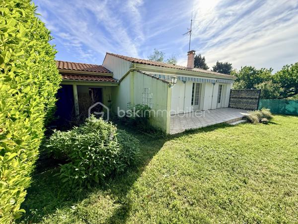Située dans un environnement calme et agréable à Royan, cette maison construite en 1976 offre un cadre de vie recherché, à proximité des commodités et des plages.

D’une surface habitable de 82 m², elle se compose de deux chambres lumineuses, d’un séjour accueillant, d’une cuisine fonctionnelle ainsi que des espaces à aménager selon vos envies. Son agencement simple et efficace en fait un bien parfait aussi bien pour une résidence principale que secondaire.

Implantée sur une belle parcelle de 1 143 m², cette propriété dispose d’un vaste terrain offrant de nombreuses possibilités : jardin paysager, extension, piscine… laissez libre cours à vos projets.

À noter : des travaux sont à prévoir, offrant ainsi une belle opportunité de personnaliser ce bien à votre goût. La maison est équipée d’un système d’assainissement individuel (fosse septique), et n’est pas raccordée au tout-à-l’égout.

Son emplacement est un véritable atout :

* À seulement 3 km des plages pour profiter de l’océan en quelques minutes
* À 3 km du centre commercial Leclerc pour un quotidien pratique
* À 2,5 km du marché central de Royan, réputé pour son ambiance et ses produits locaux

Cette maison représente une belle opportunité pour les amoureux de la région souhaitant allier tranquillité, espace et potentiel d’aménagement.

À visiter sans tarder !

Pour plus d’informations ou organiser une visite, contactez-moi