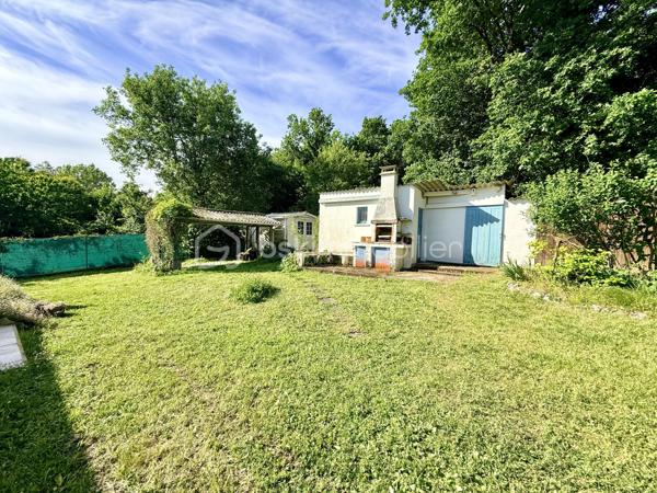 Située dans un environnement calme et agréable à Royan, cette maison construite en 1976 offre un cadre de vie recherché, à proximité des commodités et des plages.

D’une surface habitable de 82 m², elle se compose de deux chambres lumineuses, d’un séjour accueillant, d’une cuisine fonctionnelle ainsi que des espaces à aménager selon vos envies. Son agencement simple et efficace en fait un bien parfait aussi bien pour une résidence principale que secondaire.

Implantée sur une belle parcelle de 1 143 m², cette propriété dispose d’un vaste terrain offrant de nombreuses possibilités : jardin paysager, extension, piscine… laissez libre cours à vos projets.

À noter : des travaux sont à prévoir, offrant ainsi une belle opportunité de personnaliser ce bien à votre goût. La maison est équipée d’un système d’assainissement individuel (fosse septique), et n’est pas raccordée au tout-à-l’égout.

Son emplacement est un véritable atout :

* À seulement 3 km des plages pour profiter de l’océan en quelques minutes
* À 3 km du centre commercial Leclerc pour un quotidien pratique
* À 2,5 km du marché central de Royan, réputé pour son ambiance et ses produits locaux

Cette maison représente une belle opportunité pour les amoureux de la région souhaitant allier tranquillité, espace et potentiel d’aménagement.

À visiter sans tarder !

Pour plus d’informations ou organiser une visite, contactez-moi