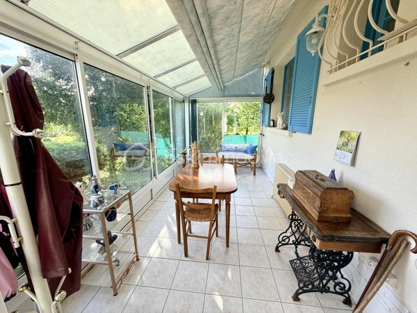 Située dans un environnement calme et agréable à Royan, cette maison construite en 1976 offre un cadre de vie recherché, à proximité des commodités et des plages.

D’une surface habitable de 82 m², elle se compose de deux chambres lumineuses, d’un séjour accueillant, d’une cuisine fonctionnelle ainsi que des espaces à aménager selon vos envies. Son agencement simple et efficace en fait un bien parfait aussi bien pour une résidence principale que secondaire.

Implantée sur une belle parcelle de 1 143 m², cette propriété dispose d’un vaste terrain offrant de nombreuses possibilités : jardin paysager, extension, piscine… laissez libre cours à vos projets.

À noter : des travaux sont à prévoir, offrant ainsi une belle opportunité de personnaliser ce bien à votre goût. La maison est équipée d’un système d’assainissement individuel (fosse septique), et n’est pas raccordée au tout-à-l’égout.

Son emplacement est un véritable atout :

* À seulement 3 km des plages pour profiter de l’océan en quelques minutes
* À 3 km du centre commercial Leclerc pour un quotidien pratique
* À 2,5 km du marché central de Royan, réputé pour son ambiance et ses produits locaux

Cette maison représente une belle opportunité pour les amoureux de la région souhaitant allier tranquillité, espace et potentiel d’aménagement.

À visiter sans tarder !

Pour plus d’informations ou organiser une visite, contactez-moi