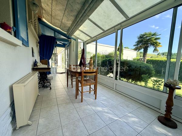 Située dans un environnement calme et agréable à Royan, cette maison construite en 1976 offre un cadre de vie recherché, à proximité des commodités et des plages.

D’une surface habitable de 82 m², elle se compose de deux chambres lumineuses, d’un séjour accueillant, d’une cuisine fonctionnelle ainsi que des espaces à aménager selon vos envies. Son agencement simple et efficace en fait un bien parfait aussi bien pour une résidence principale que secondaire.

Implantée sur une belle parcelle de 1 143 m², cette propriété dispose d’un vaste terrain offrant de nombreuses possibilités : jardin paysager, extension, piscine… laissez libre cours à vos projets.

À noter : des travaux sont à prévoir, offrant ainsi une belle opportunité de personnaliser ce bien à votre goût. La maison est équipée d’un système d’assainissement individuel (fosse septique), et n’est pas raccordée au tout-à-l’égout.

Son emplacement est un véritable atout :

* À seulement 3 km des plages pour profiter de l’océan en quelques minutes
* À 3 km du centre commercial Leclerc pour un quotidien pratique
* À 2,5 km du marché central de Royan, réputé pour son ambiance et ses produits locaux

Cette maison représente une belle opportunité pour les amoureux de la région souhaitant allier tranquillité, espace et potentiel d’aménagement.

À visiter sans tarder !

Pour plus d’informations ou organiser une visite, contactez-moi
