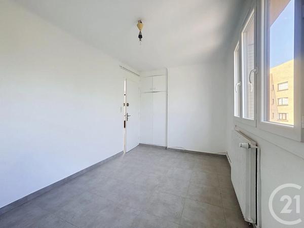Appartement T4 à vendre  71 pièces - 71 m 2   FREJUS  - 83