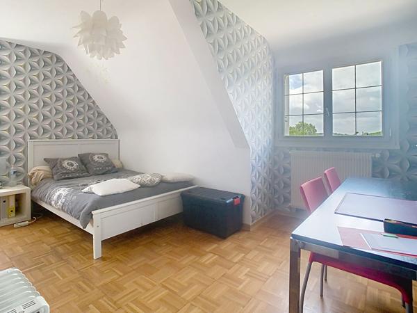 À VENDRE Charmante chaumière de 136 m² avec vue dégagée et grand jardin clos