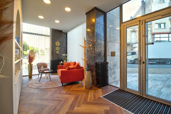 AGEN CENTRE - Quartier Victor Hugo : Local commercial de 85 m² avec accueil, 3 bureaux et espace cuisine.