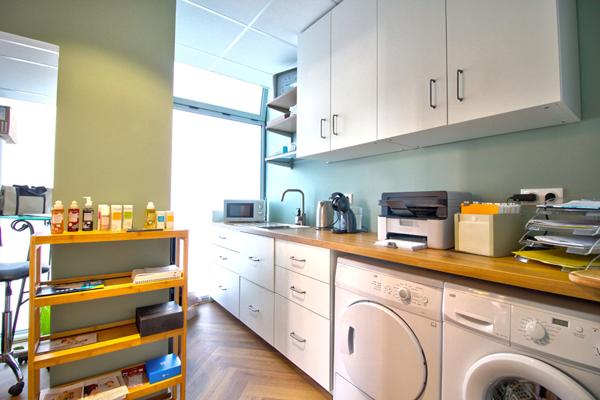 AGEN CENTRE - Quartier Victor Hugo : Local commercial de 85 m² avec accueil, 3 bureaux et espace cuisine.