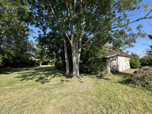 Maison briarde INVESTISSEMENT - A RENOVER - A DIVISER - A AIMER , 2973m² Terrain " A BATIR" - A DIVISER