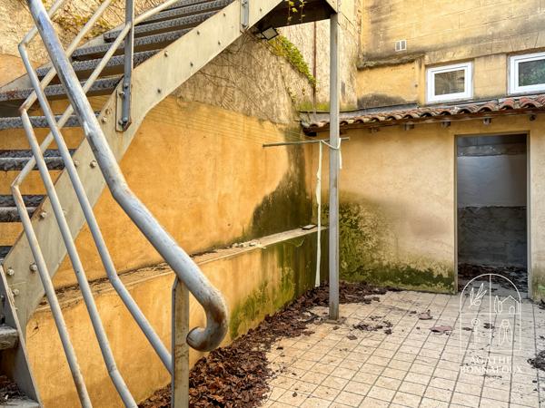 Ensemble immobilier bourgeois composé d'un local commercial type T2 et d'un T3 pour 126 m2 avec cour
