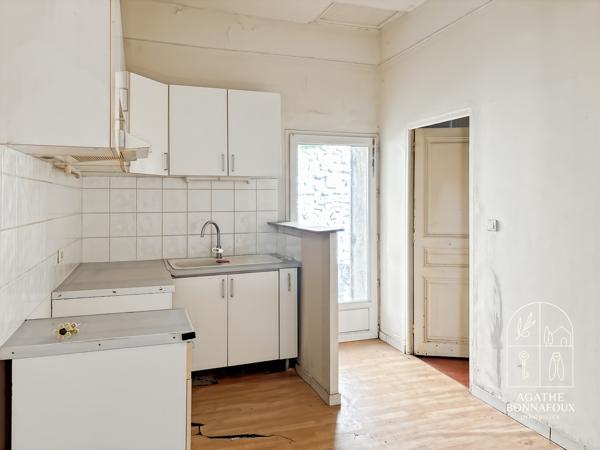 Ensemble immobilier bourgeois composé d'un local commercial type T2 et d'un T3 pour 126 m2 avec cour