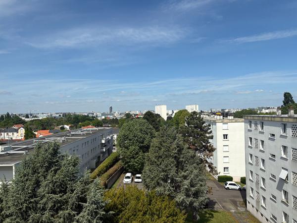 Appartement Reze  - place 8 mai - 2 pièce(s) - loué meublé - proche toutes commodités