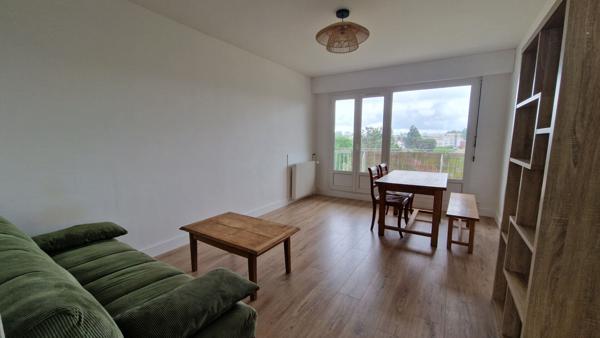 Appartement Reze  - place 8 mai - 2 pièce(s) - loué meublé - proche toutes commodités