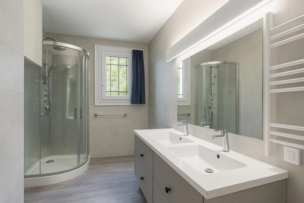 Dpt Gard (30), à vendre proche d'UZES à 8km, maison P6 de 132m2, beau terrain de 600m2, calme.