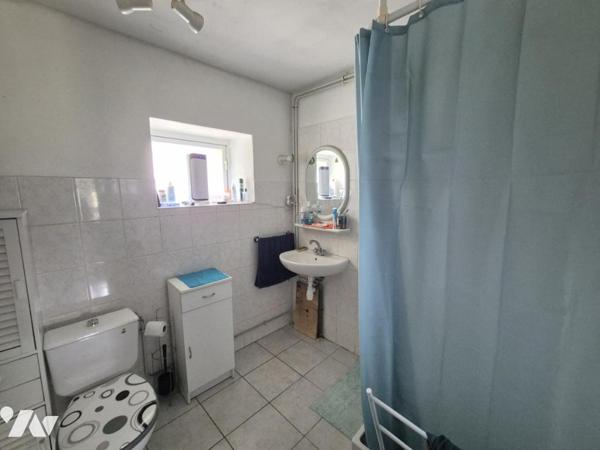 SAINT-CONGARD – Longère en deux habitations avec dépendances sur plus de 3 900 m²