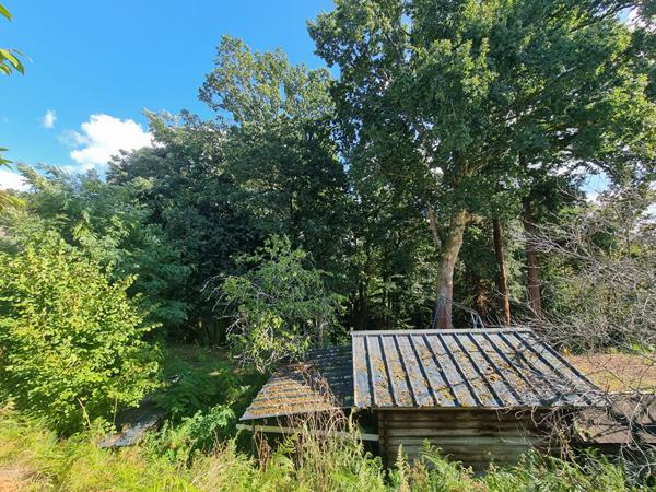 Terrain à vendre de 985 m² à Quimperlé, exposition sud-est, vue dégagée