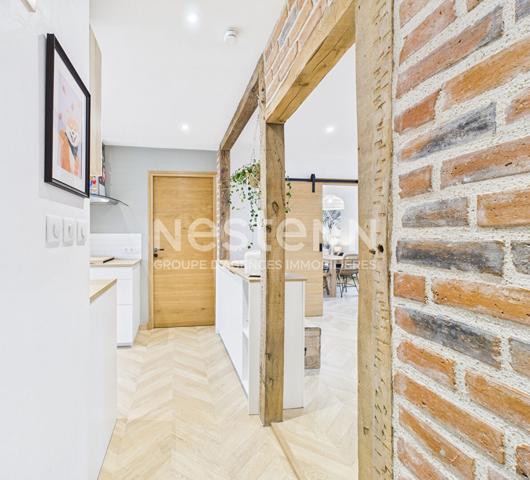 A vendre à Aurillac, centre ville, proche gare, appartement rénové de type 2 d'une surface de 59 m² avec terrasse.