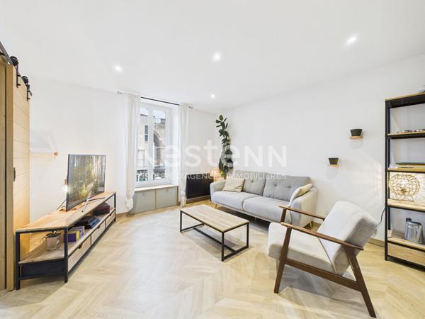 A vendre à Aurillac, centre ville, proche gare, appartement rénové de type 2 d'une surface de 59 m² avec terrasse.