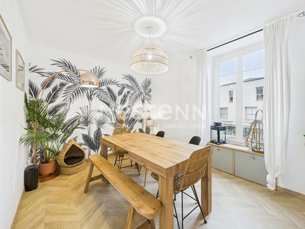 A vendre à Aurillac, centre ville, proche gare, appartement rénové de type 2 d'une surface de 59 m² avec terrasse.