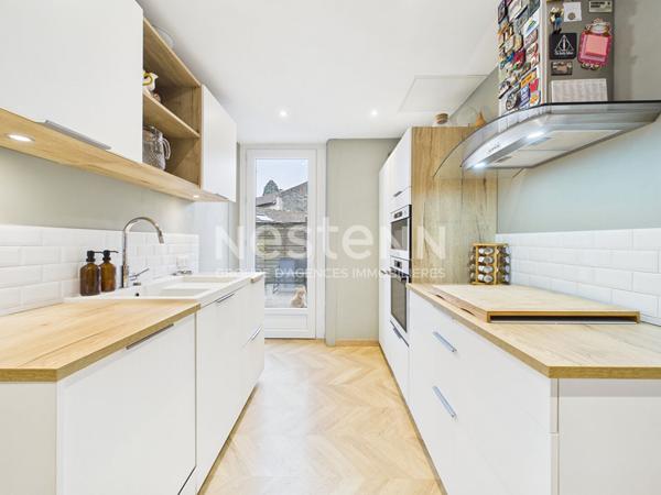 A vendre à Aurillac, centre ville, proche gare, appartement rénové de type 2 d'une surface de 59 m² avec terrasse.