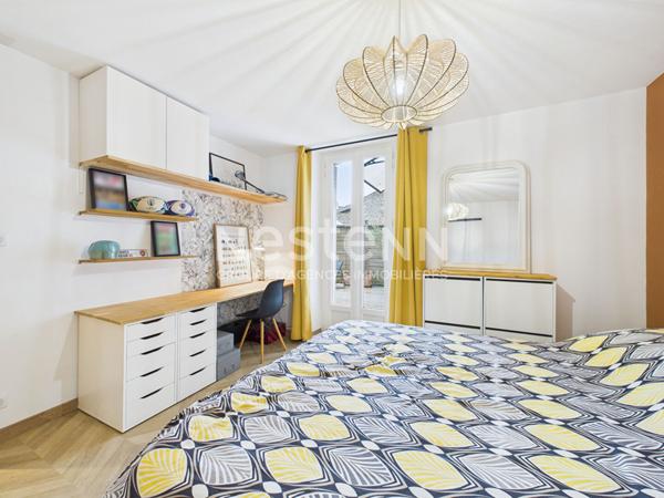 A vendre à Aurillac, centre ville, proche gare, appartement rénové de type 2 d'une surface de 59 m² avec terrasse.