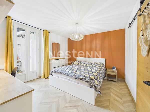 A vendre à Aurillac, centre ville, proche gare, appartement rénové de type 2 d'une surface de 59 m² avec terrasse.