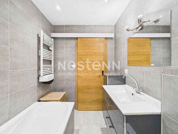 A vendre à Aurillac, centre ville, proche gare, appartement rénové de type 2 d'une surface de 59 m² avec terrasse.