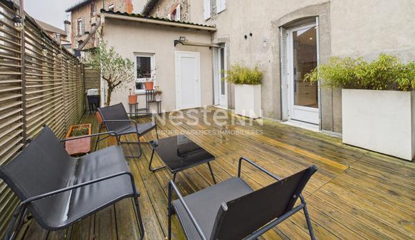 A vendre à Aurillac, centre ville, proche gare, appartement rénové de type 2 d'une surface de 59 m² avec terrasse.