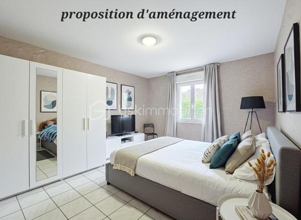 Maison individuelle située à Pavillons-sous-Bois, surface habitable de 142 m² pour 6 pièces dont 5 chambres, implantée sur un terrain de 351 m². 

Maison initiale de 89 m² agrandie en 1993 pour offrir des volumes généreux ; isolation refaite lors de cette extension en 1993, gage de confort. 
Distribution familiale avec 5 chambres permettant une organisation modulable (bureaux, salle de jeux, chambres d’enfants ou suite parentale), une salle d'eau et une salle de bain, deux WC, un cellier, une buanderie et un jardin facile d’entretien, idéal pour profiter d’un espace extérieur sans lourdes contraintes de jardinage.
Clim réversible dans le salon.

La maison nécessite des travaux et n'a pas de garage. Stationnement gratuit dans la rue, possibilité de se garer sur les bateaux voisins (ou de louer une place ou un box à 3 minutes à pieds).

Environnement : secteur résidentiel calme offrant commerces de proximité (boulangerie, supérette, restaurants), écoles maternelles et primaires accessibles (3 minutes à pieds), crèches et infrastructures sportives à proximité. Espaces verts et parcs municipaux faciles d’accès pour les promenades et loisirs en plein air. Bonne desserte en transports en commun (bus et T4) et accès routier pratique vers les axes principaux de la région, facilitant les déplacements quotidiens et les connexions vers Paris et l’agglomération.