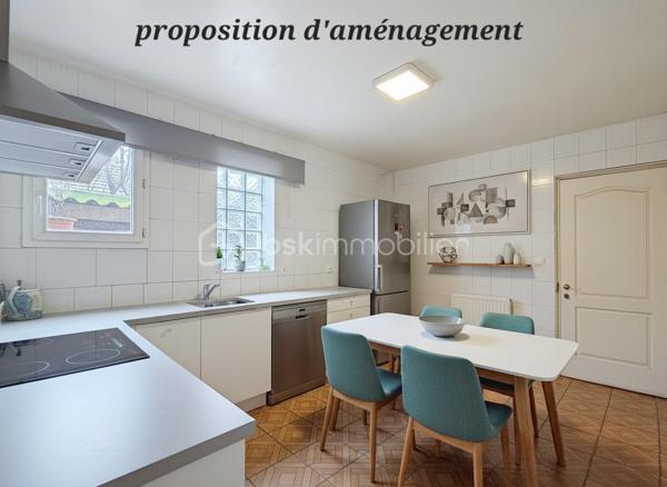 Maison individuelle située à Pavillons-sous-Bois, surface habitable de 142 m² pour 6 pièces dont 5 chambres, implantée sur un terrain de 351 m². 

Maison initiale de 89 m² agrandie en 1993 pour offrir des volumes généreux ; isolation refaite lors de cette extension en 1993, gage de confort. 
Distribution familiale avec 5 chambres permettant une organisation modulable (bureaux, salle de jeux, chambres d’enfants ou suite parentale), une salle d'eau et une salle de bain, deux WC, un cellier, une buanderie et un jardin facile d’entretien, idéal pour profiter d’un espace extérieur sans lourdes contraintes de jardinage.
Clim réversible dans le salon.

La maison nécessite des travaux et n'a pas de garage. Stationnement gratuit dans la rue, possibilité de se garer sur les bateaux voisins (ou de louer une place ou un box à 3 minutes à pieds).

Environnement : secteur résidentiel calme offrant commerces de proximité (boulangerie, supérette, restaurants), écoles maternelles et primaires accessibles (3 minutes à pieds), crèches et infrastructures sportives à proximité. Espaces verts et parcs municipaux faciles d’accès pour les promenades et loisirs en plein air. Bonne desserte en transports en commun (bus et T4) et accès routier pratique vers les axes principaux de la région, facilitant les déplacements quotidiens et les connexions vers Paris et l’agglomération.