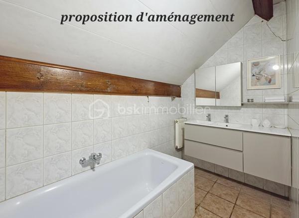 Maison individuelle située à Pavillons-sous-Bois, surface habitable de 142 m² pour 6 pièces dont 5 chambres, implantée sur un terrain de 351 m². 

Maison initiale de 89 m² agrandie en 1993 pour offrir des volumes généreux ; isolation refaite lors de cette extension en 1993, gage de confort. 
Distribution familiale avec 5 chambres permettant une organisation modulable (bureaux, salle de jeux, chambres d’enfants ou suite parentale), une salle d'eau et une salle de bain, deux WC, un cellier, une buanderie et un jardin facile d’entretien, idéal pour profiter d’un espace extérieur sans lourdes contraintes de jardinage.
Clim réversible dans le salon.

La maison nécessite des travaux et n'a pas de garage. Stationnement gratuit dans la rue, possibilité de se garer sur les bateaux voisins (ou de louer une place ou un box à 3 minutes à pieds).

Environnement : secteur résidentiel calme offrant commerces de proximité (boulangerie, supérette, restaurants), écoles maternelles et primaires accessibles (3 minutes à pieds), crèches et infrastructures sportives à proximité. Espaces verts et parcs municipaux faciles d’accès pour les promenades et loisirs en plein air. Bonne desserte en transports en commun (bus et T4) et accès routier pratique vers les axes principaux de la région, facilitant les déplacements quotidiens et les connexions vers Paris et l’agglomération.
