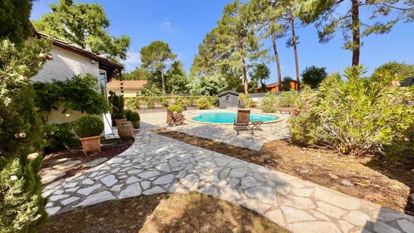 Maison avec piscine et grand garage
