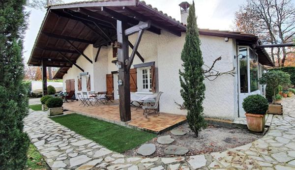 Maison avec piscine et grand garage