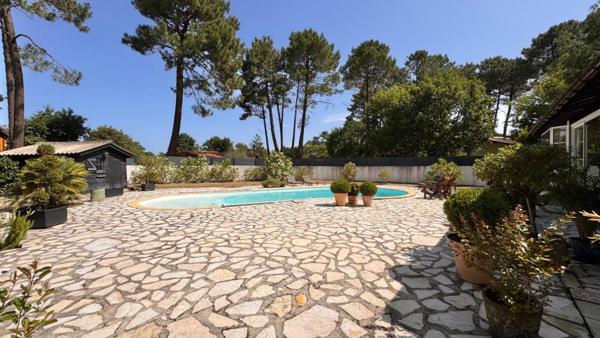 Maison avec piscine et grand garage