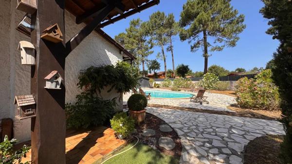 Maison avec piscine et grand garage