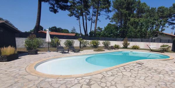 Maison avec piscine et grand garage