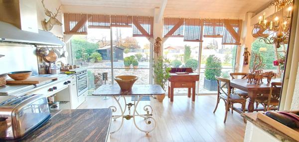 Maison avec piscine et grand garage