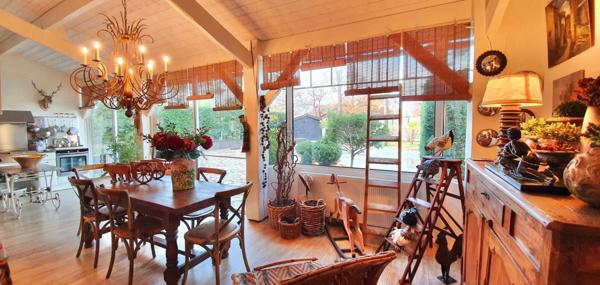 Maison avec piscine et grand garage