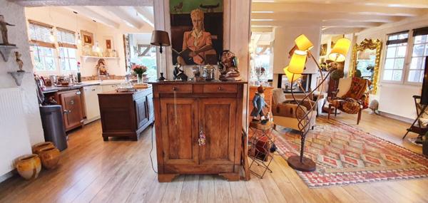 Maison avec piscine et grand garage