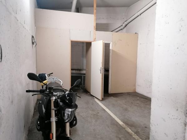 Parking
        
        - 12 m² 8 000 € *