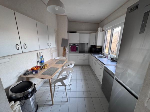 EXCLUSIVITÉ – MAISON T6 RÉNOVÉE AVEC TERRASSE EN PLEIN CŒUR DE LA RIVE GAUCHE (LAVAL, 53)