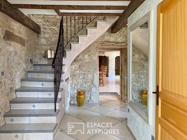 Vaste corps de ferme rénové, en Ardèche Verte.