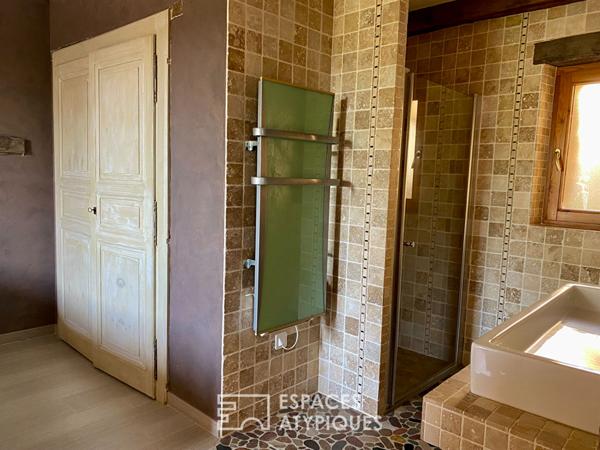 Vaste corps de ferme rénové, en Ardèche Verte.