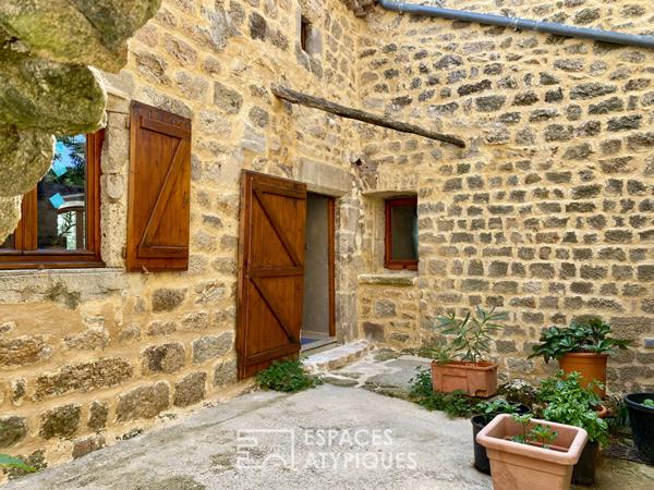 Vaste corps de ferme rénové, en Ardèche Verte.