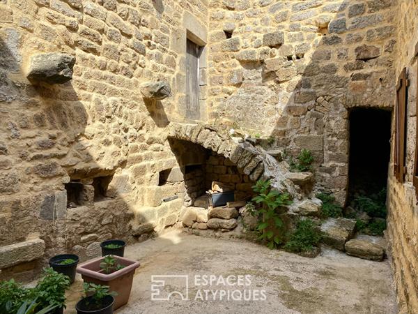 Vaste corps de ferme rénové, en Ardèche Verte.