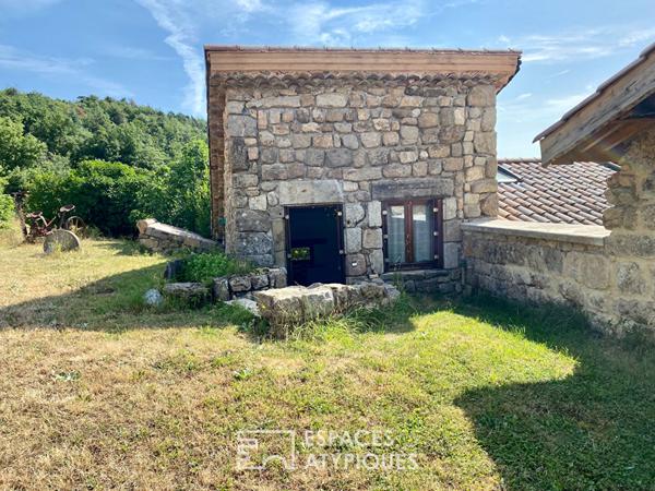 Vaste corps de ferme rénové, en Ardèche Verte.