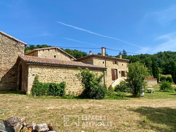 Vaste corps de ferme rénové, en Ardèche Verte.