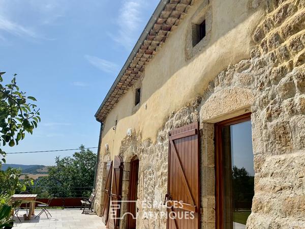 Vaste corps de ferme rénové, en Ardèche Verte.