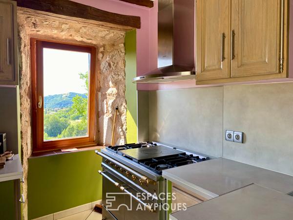 Vaste corps de ferme rénové, en Ardèche Verte.